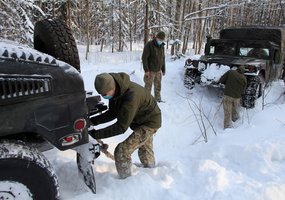 Žiemiški HMMWV iššūkiai kariuomenės vairuotojams - 2