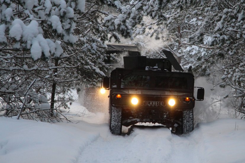 Žiemiški HMMWV iššūkiai kariuomenės vairuotojams