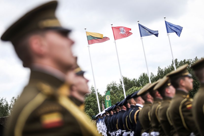 Lietuvos žmonės pasitiki Lietuvos kariuomene, ypač teigiamai vertina  NATO sąjungininkų buvimą...