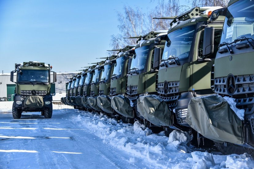 Lietuvos kariuomenės technikos parkas papildytas specialiosios paskirties AROCS sunkvežimiais
