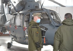 Aviacijos bazėje kariuomenės vadas domėjosi vykdomais projektais - 3