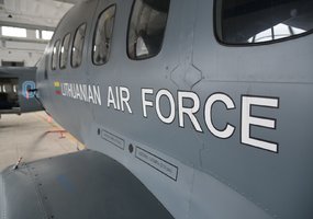 Aviacijos bazėje kariuomenės vadas domėjosi vykdomais projektais - 6