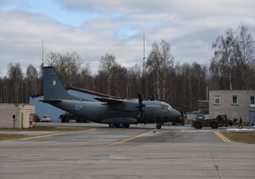 Aviacijos bazėje kariuomenės vadas domėjosi vykdomais projektais - 4