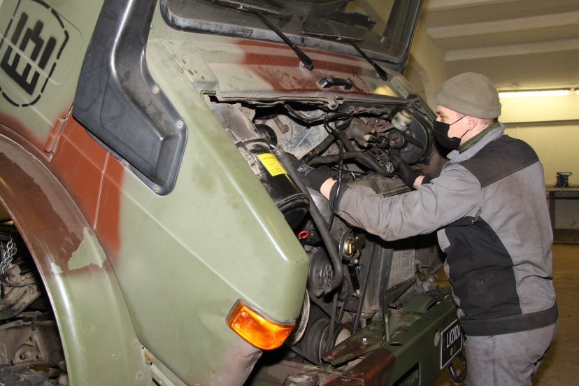 Kariai mokėsi prižiūrėti ir remontuoti sunkvežimius Unimog