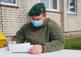 Lietuvos kariuomenėje pradėta masinė personalo vakcinacija  - 1