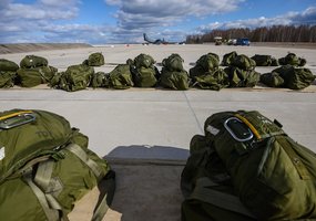 Lietuvos karo akademijos kariūnai atliko šuolius parašiutu - 1