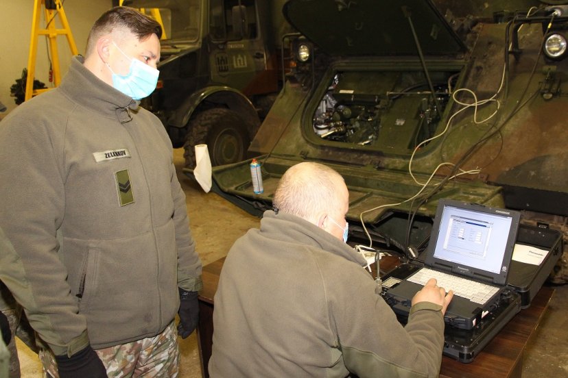 Lietuvos kariuomenės gretas papildė šarvuočio M577 mechanikai