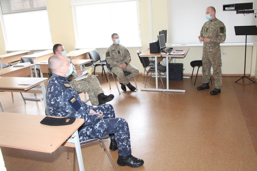 Ko išmoko instruktoriai Lietuvos kariuomenės mokykloje?