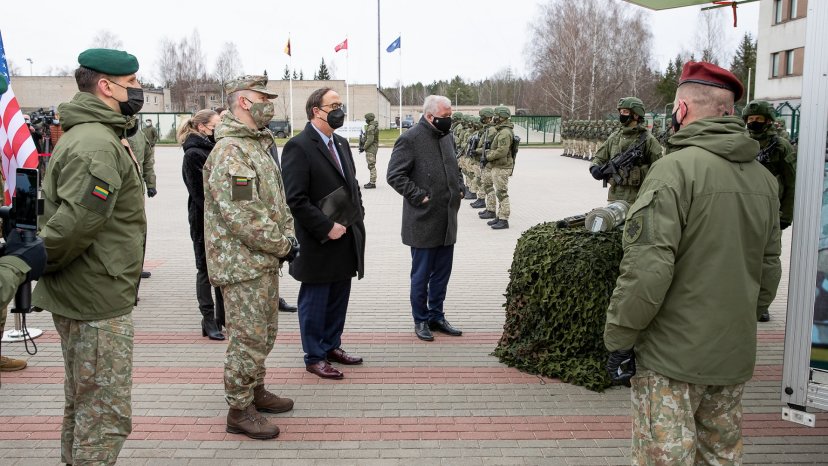 JAV Lietuvos kariuomenei perdavė prieštankinių ginklų M72 LAW