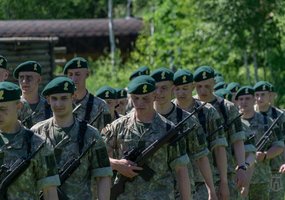 Gedimino štabo bataliono jaunieji kariai siekė užsitarnauti teisę nešioti beretes su Gedimino... - 1