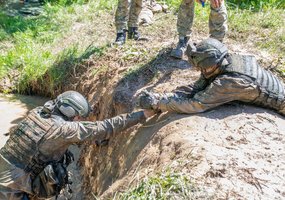 Gedimino štabo bataliono jaunieji kariai siekė užsitarnauti teisę nešioti beretes su Gedimino... - 7