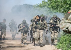 Gedimino štabo bataliono jaunieji kariai siekė užsitarnauti teisę nešioti beretes su Gedimino... - 8