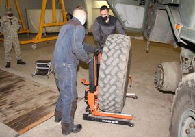 Lietuvos kariuomenės mokykloje parengti karinės transporto technikos remonto specialistai - 1