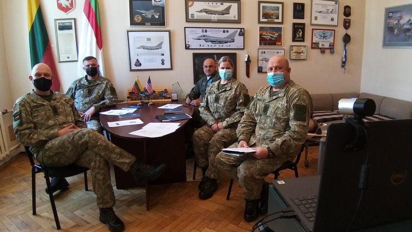 Jungtinių Amerikos Valstijų ir Lietuvos karinių oro pajėgų puskarininkiai dalyvavo bendrame...