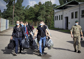 Kartotinius mokymus daliniuose pradeda dar 400 parengtojo rezervo karių - 10