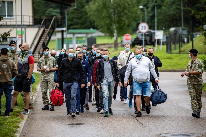 Lietuvos kariuomenė pradeda šių metų rezervo karių rengimą: pirmieji 100 atsargos karių atvyko į...