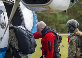 Specialiųjų operacijų pajėgų kariai minėjo savo globėjo dieną: pajėgų vėliava išskleista šuolio... - 2
