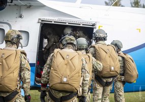 Specialiųjų operacijų pajėgų kariai minėjo savo globėjo dieną: pajėgų vėliava išskleista šuolio... - 3