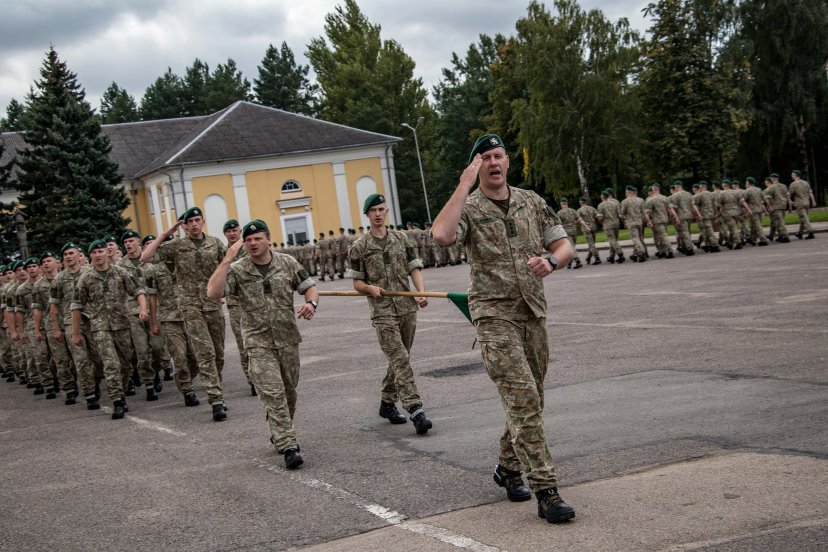Sustiprėję jaunieji husarai baigė 9 mėnesių tarnybą