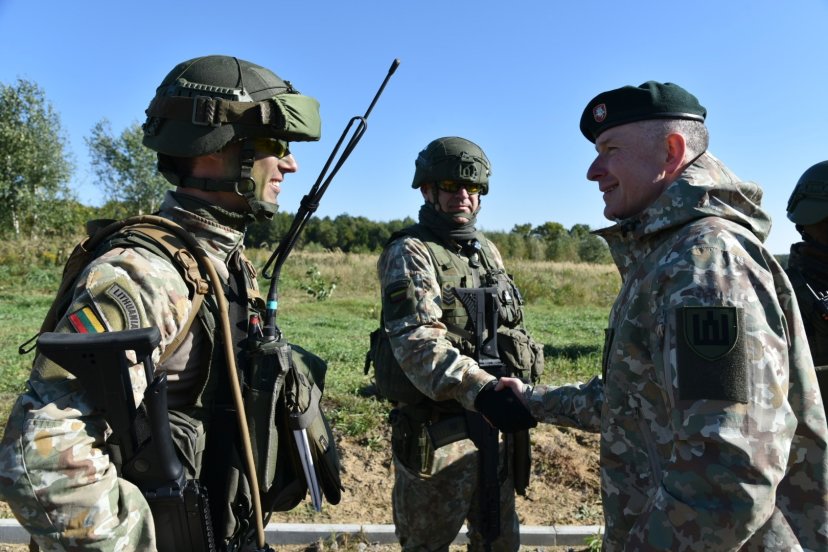 Ukrainoje pratybas stebintis Lietuvos kariuomenės vadas: Lietuvos kariuomenė remia ir rems Ukrainą