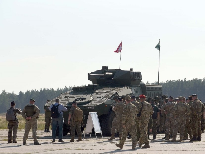 Lietuvoje ESBO stebėtojams pristatytos modernios pėstininkų kovos mašinos „Vilkas“