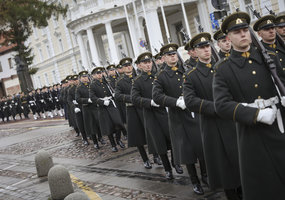 30-metį mininti Lietuvos kariuomenės Garbės sargybos kuopa Vilniuje atliko rekordinę ginklų salvę    - 1