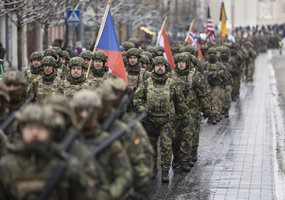 Lietuvos kariuomenės vadas: Pastarieji įvykiai Lietuvoje ir pasaulyje parodė, kad riba tarp karo... - 14