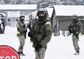Karinių jūrų pajėgų kariai padeda saugoti stovyklą Druskininkuose  - 1