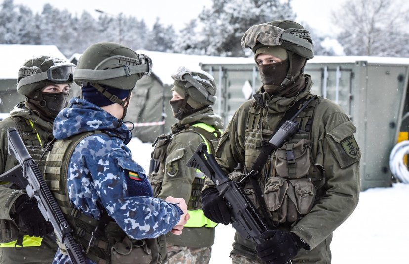 Karinių jūrų pajėgų kariai padeda saugoti stovyklą Druskininkuose 