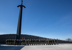Kariai savanoriai prisiekė prie Lietuvos partizanų memorialo Kryžkalnyje  - 6