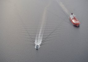 Lietuvos kariniai laivai palydi dujas transportuojančius laivus  - 1