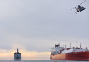 Lietuvos kariniai laivai palydi dujas transportuojančius laivus  - 4