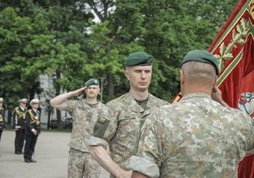 Išskirtinė diena Dragūnų batalione – tarnybą pradėjo naujas vadas, o jaunieji kariai prisiekė... - 1