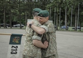 Išskirtinė diena Dragūnų batalione – tarnybą pradėjo naujas vadas, o jaunieji kariai prisiekė... - 2