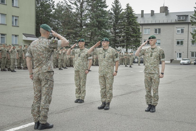 Išskirtinė diena Dragūnų batalione – tarnybą pradėjo naujas vadas, o jaunieji kariai prisiekė...