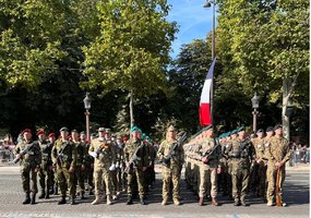 Bastilijos paėmimo dienos kariniame parade kolonos priešakyje žygiavo Garbės sargybos kuopos kariai - 2