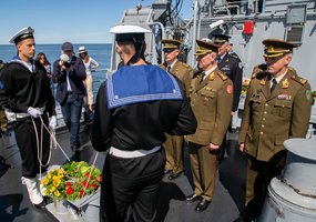 Lietuvos kariuomenės atstovai pagerbė žuvusiuosius jūroje  - 2