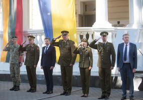 Lietuvos kariuomenės vadas su Islandijos atstove saugumo, gynybos ir kariniams reikalams aptarė... - 2