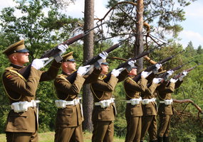 Visuomenei atverta Juozo Jakavonio-Tigro sodyboje rekonstruota Dainavos apygardos partizanų vadų... - 1