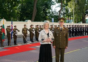 Lietuvos kariuomenės vadas su Islandijos atstove saugumo, gynybos ir kariniams reikalams aptarė... - 3