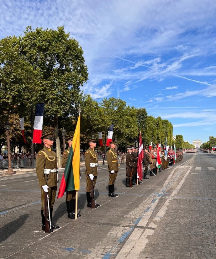 Bastilijos paėmimo dienos kariniame parade kolonos priešakyje žygiavo Garbės sargybos kuopos kariai