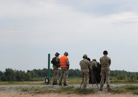 Kariai savanoriai renkasi ir snaiperio kelią - 2