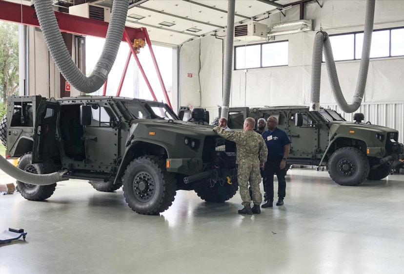 Lietuvos kariai gamykloje JAV patikrino perkamus šarvuotus visureigius JLTV
