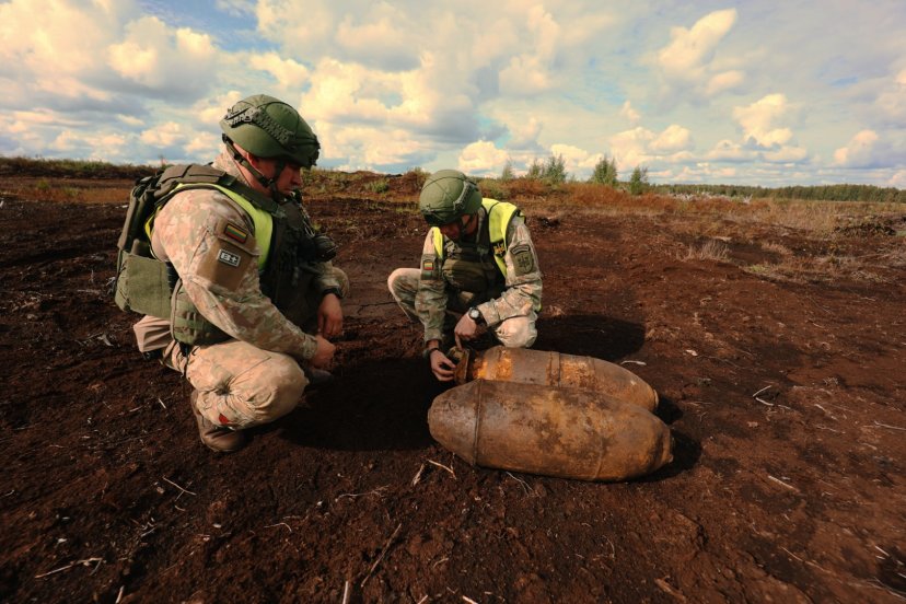 Aktyvuotas kariuomenės sraigtasparnis ir nukenksmintos aviacinės bombos – Lietuvos kariuomenė...