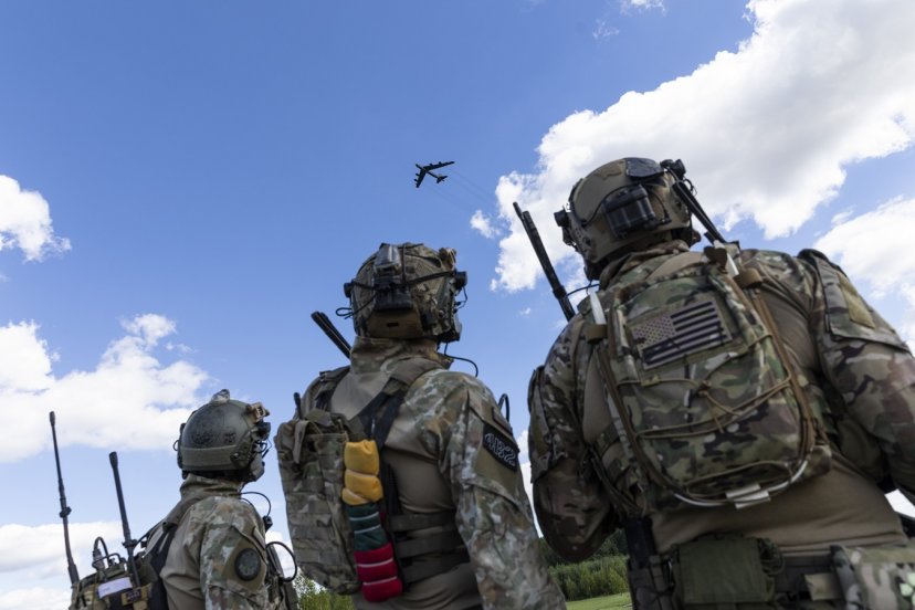 Lietuvos ir JAV Specialiųjų operacijų pajėgų kariai treniravosi su JAV bombonešiu B-52
