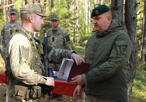 Braziūkų miške 70-ojo P1 kurso kariams įteikti baigimo pažymėjimai - 3