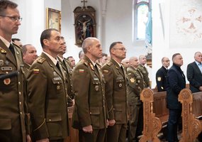 Pėstininkų brigados „Žemaitija“ vadui įteikta simbolinė Lietuvos didžiojo etmono Jono Karolio... - 2
