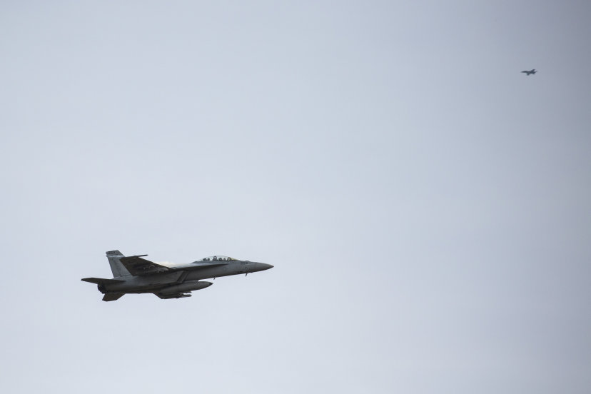 Iš JAV lėktuvnešio, dislokuoto Viduržemio jūroje, pakilę naikintuvai F-18 atlieka užduotis Lietuvoje