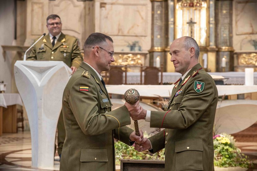 Pėstininkų brigados „Žemaitija“ vadui įteikta simbolinė Lietuvos didžiojo etmono Jono Karolio...