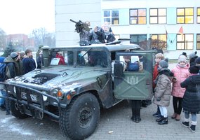 Pasitikdami Lietuvos kariuomenės dieną kariai lankosi mokyklose - 5